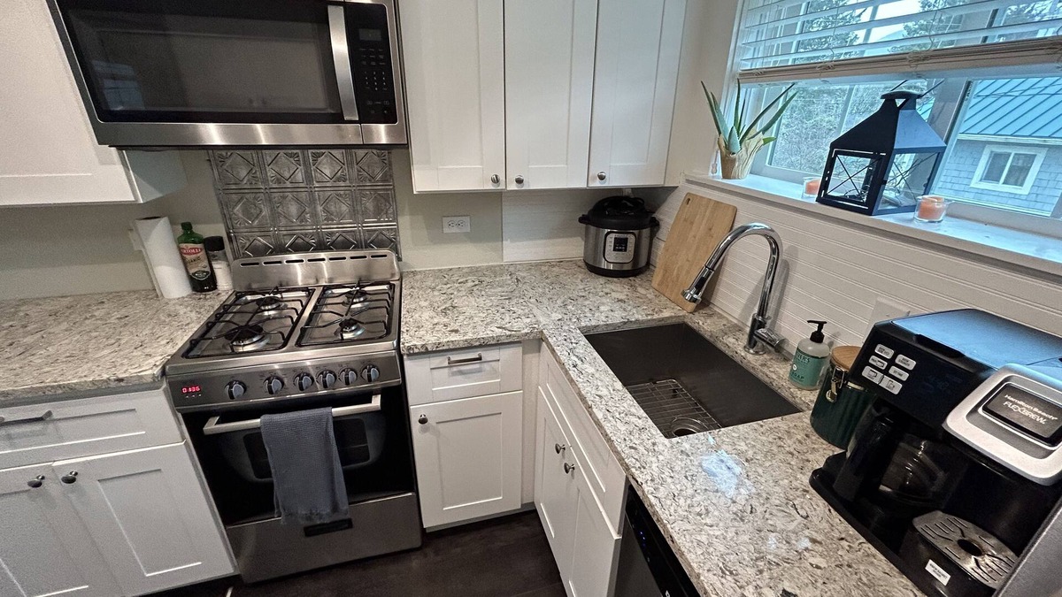 Rockaway Beach Cottage | Cute Cottage walking distance to 7 miles of beach - Dogs welcome!