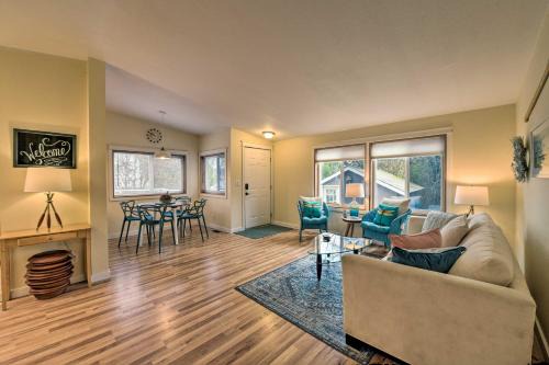 Poulsbo House | Cute Cottage with Deck Walk 115 Ft to Brewery and Cafe