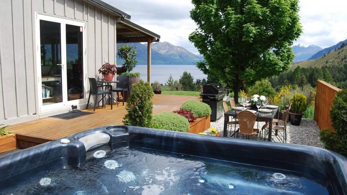 Closeburn Cottage | Cute Cottage with Hot Tub & Uninterrupted Lake Views