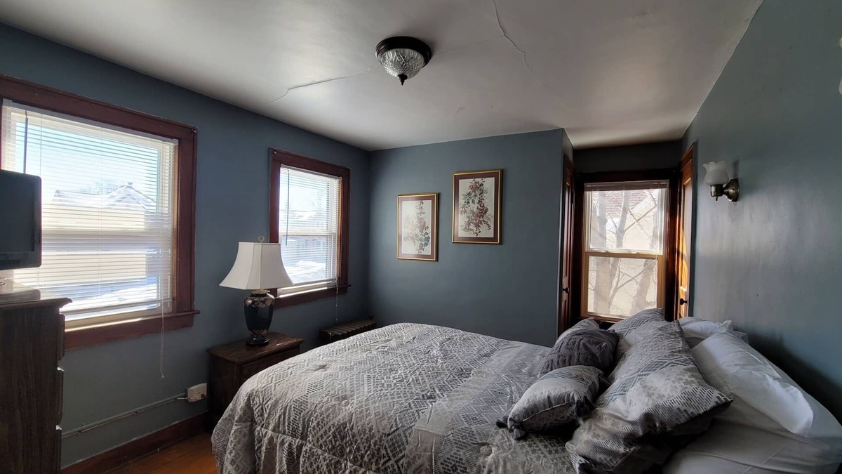 Negaunee Apartment | Cute & cozy 1 bedroom apartment - sleeps 4