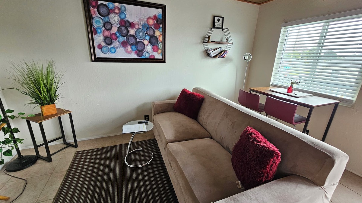 Richmond Apartment | Cute Cozy and Quiet Upstairs 2 Bedroom Apartment in Richmond CA