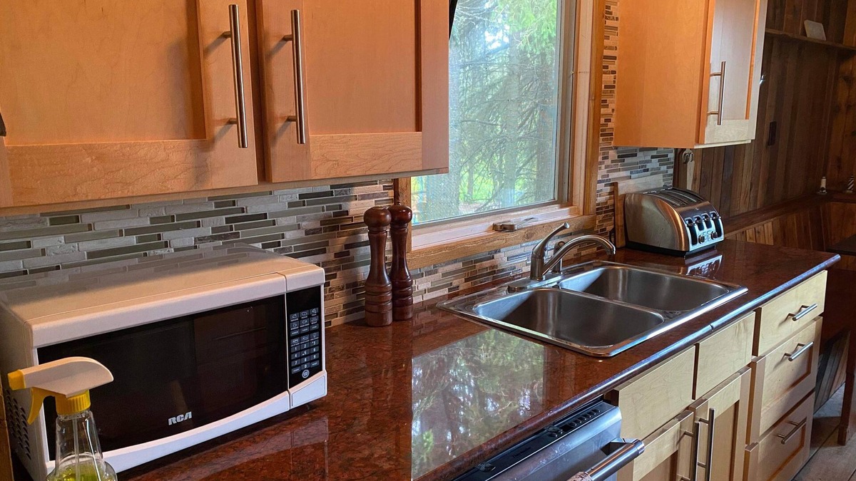 Markerville Cabin | Cute & Cozy Cabin- walking distance to the lake!