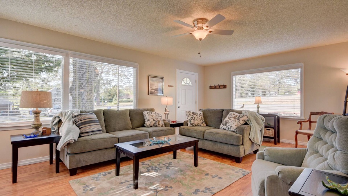 Oak Harbor Cottage | Cute, Cozy & Comfortable Cottage Conveniently Located In The Heart Of Town.