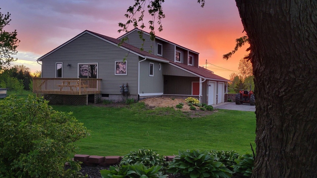 Macatawa House | Cute & cozy duplex "DuWest", Hollands south side, Ping pong & renovated May 2024