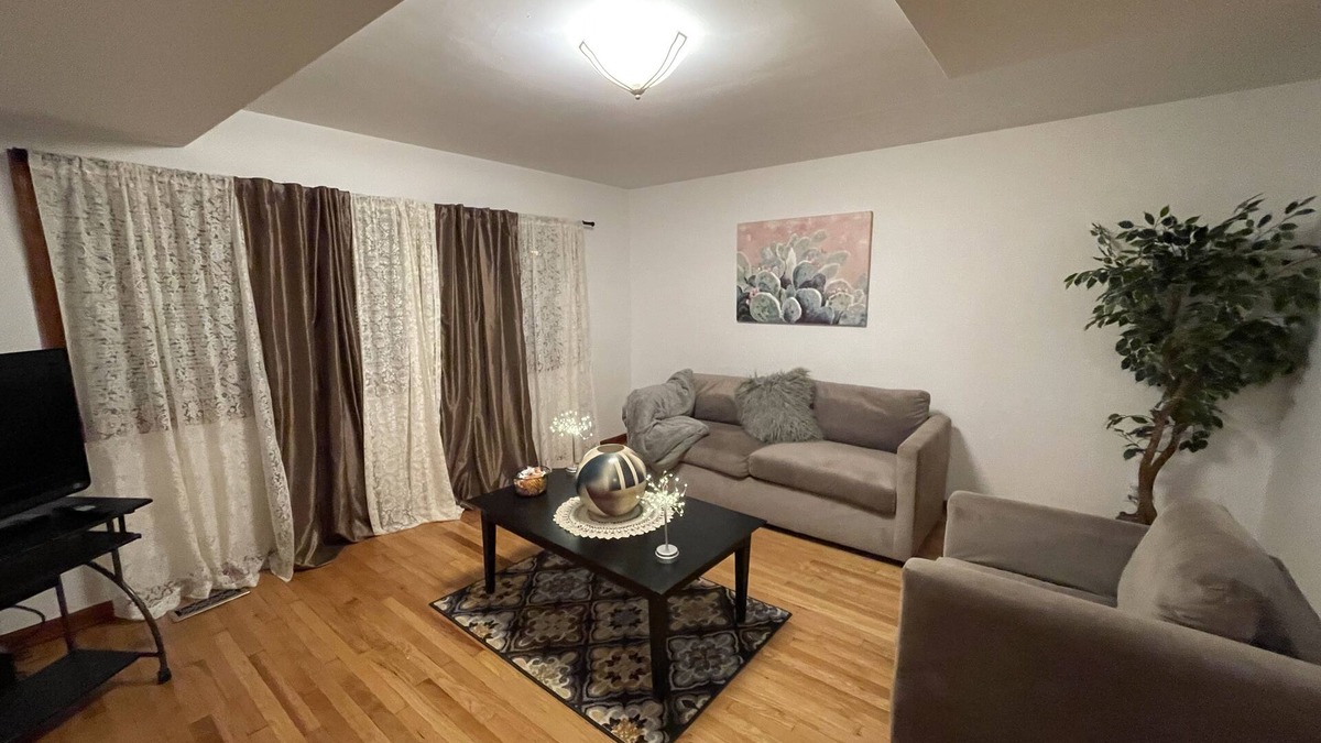 Ravenswood Apartment | Cute, Cozy, Elegant Budlong Woods
