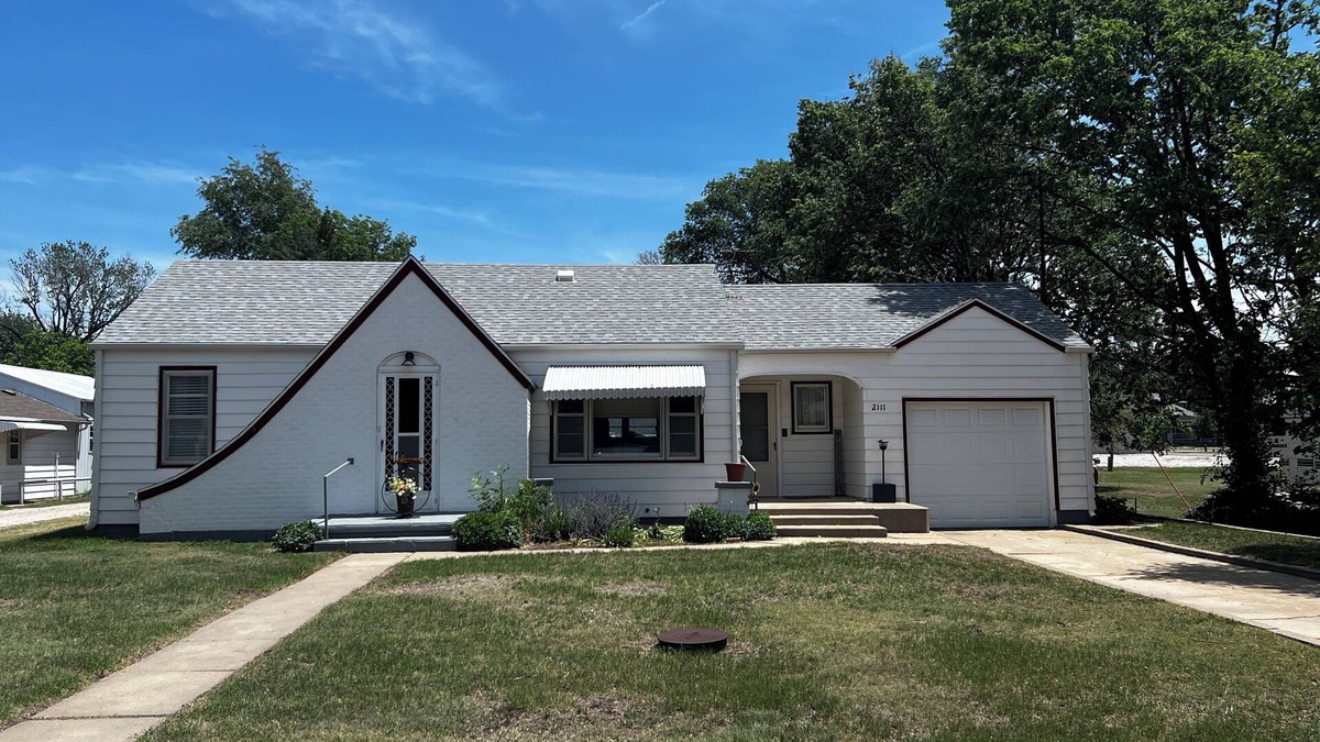 Wilson House | Cute cozy full home fenced back yard spacious parking near lake