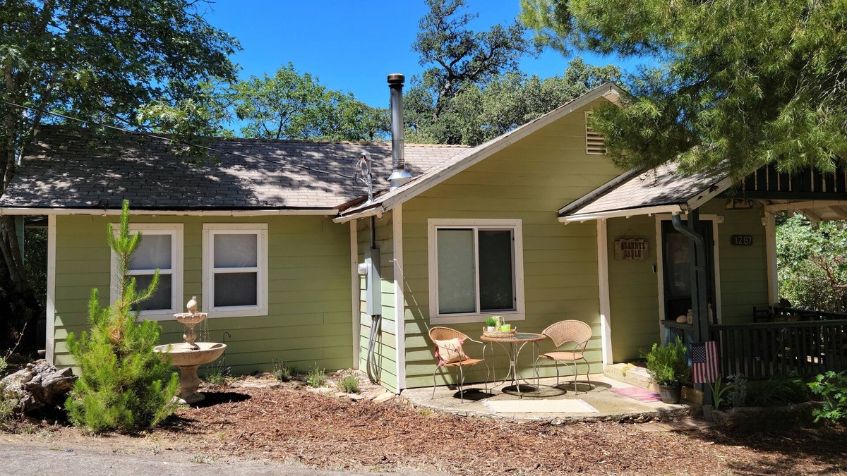 Julian Cabin | Cute & Cozy! Julian Mt. cabin. Hiking, wineries, brewery. All season getaway.