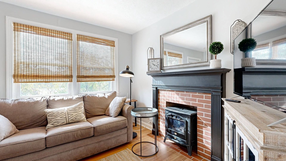 South Nashville House | Cute dog-friendly cozy one bedroom apartment w/full kitchen, WiFi, streaming TV
