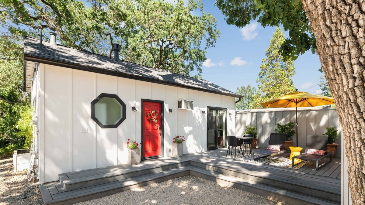 St. Helena Cottage | Cute Downtown Saint Helena Wine Country Cottage!