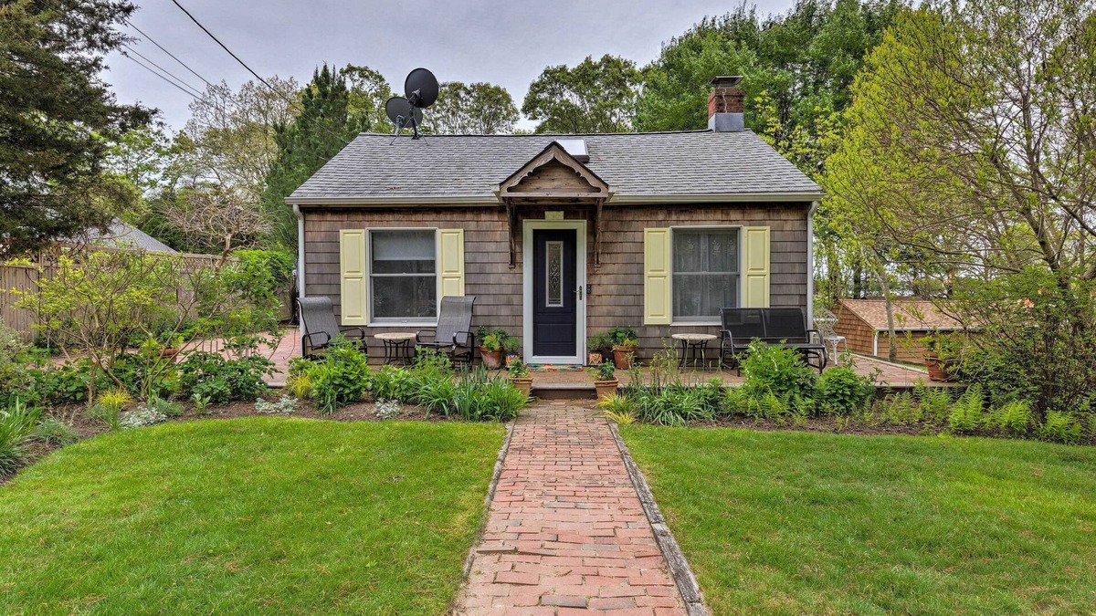 Springs Cottage | Cute East Hampton Cottage w/Patio - Walk to Beach