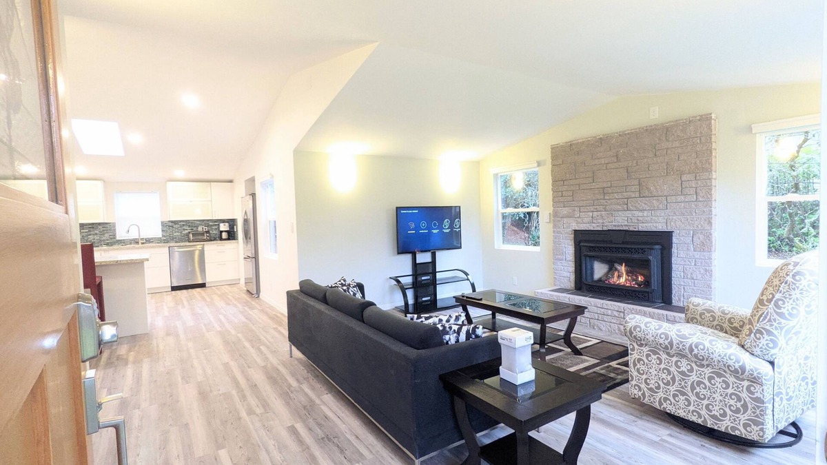 The Bowl of Edmonds House | Cute Edmonds Bowl Cottage