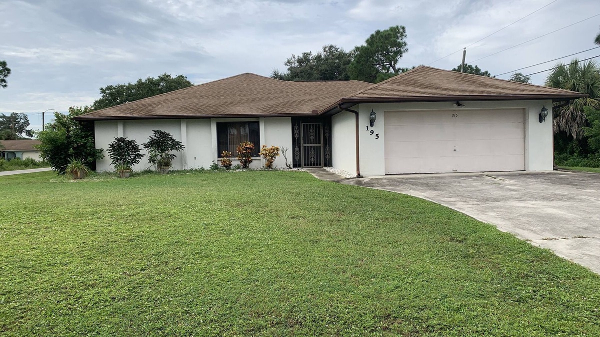 South Venice House | Cute home, close to beaches. Fishing equipment, golf clubs, bicycles supplied.
