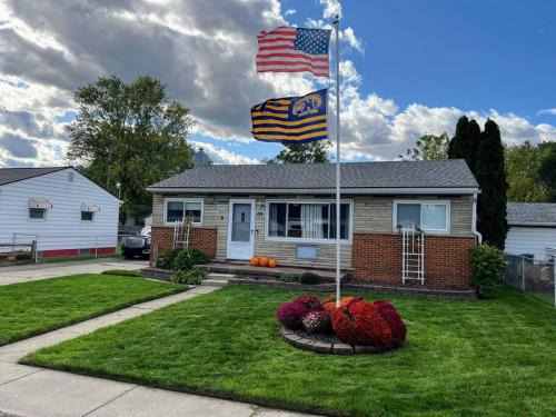 Ypsilanti House | Cute home near EMU and U of M