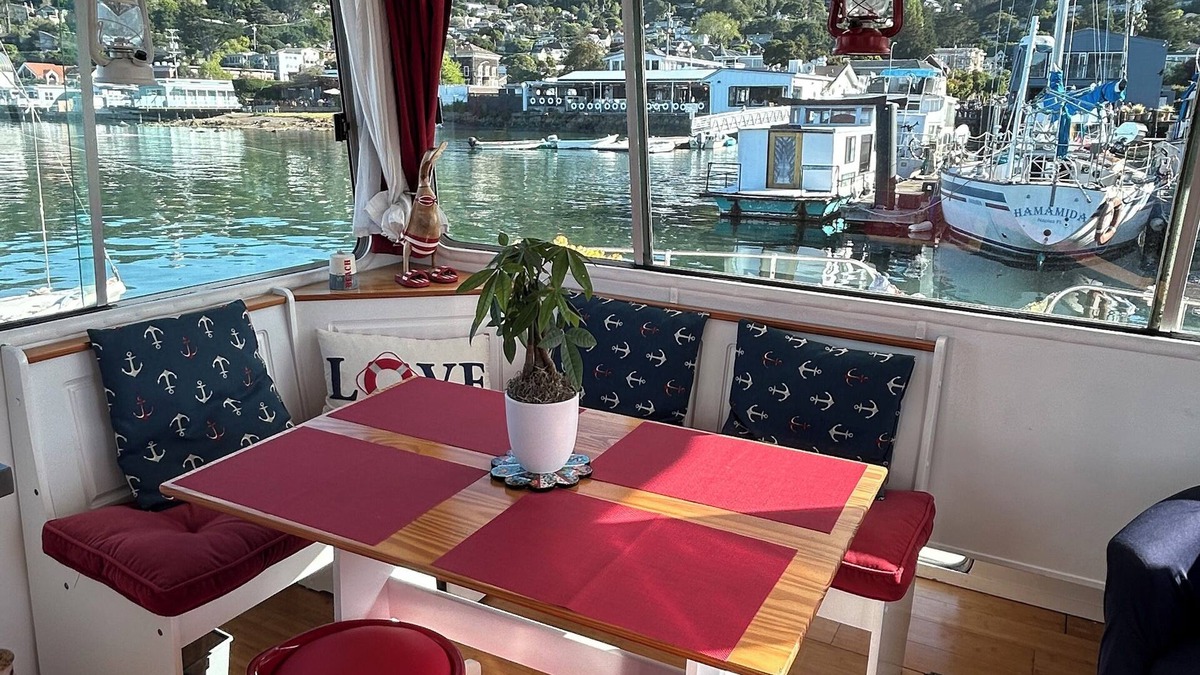Sausalito Boat Rental | Cute houseboat, amazing location! Extremely walkable to restaurants and shops