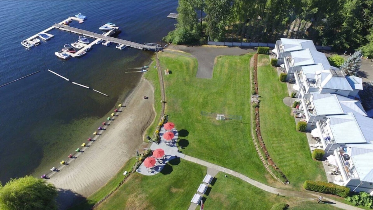 Shawnigan Lake Resort | Cute Lake-side Condo at Shawnigan Lake Beach Resort