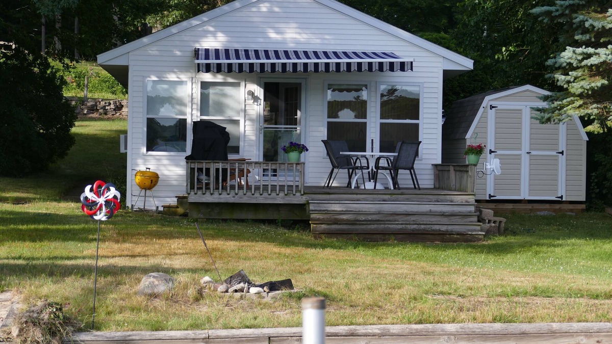 Grant Cottage | Cute lakefront cottage on all-sport Little Sand Lake
