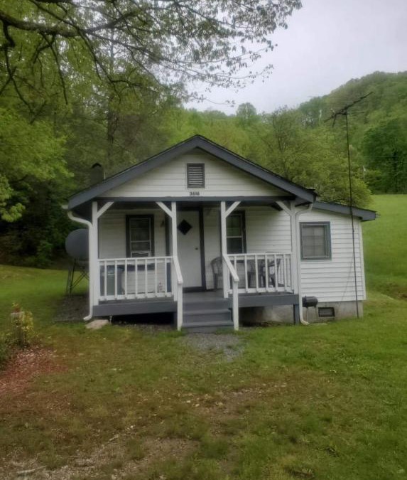 Topton Apartment | Cute Little Cabin (Near the Nantahala River)