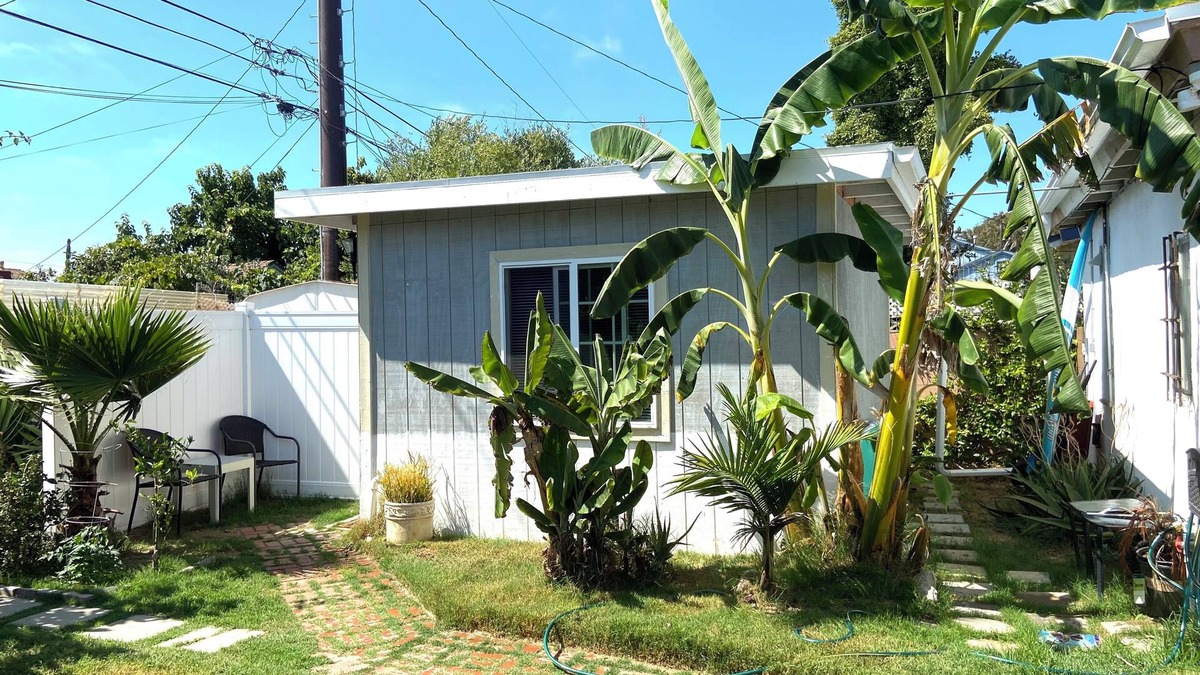 Port Hueneme Cabin | Cute little guest room/separate cottage close to Beach!