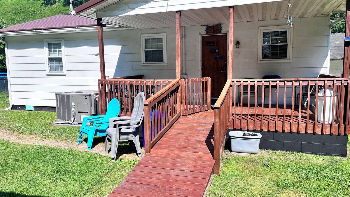 Whitman House | Cute Little Whole House For Rent Franklin’s Lodge