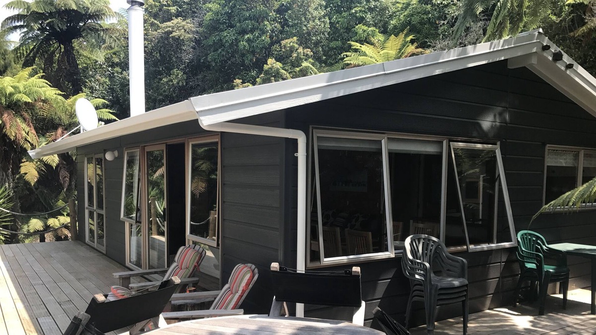 Lake Tarawera Cottage | Cute lockwood with stunning lake views