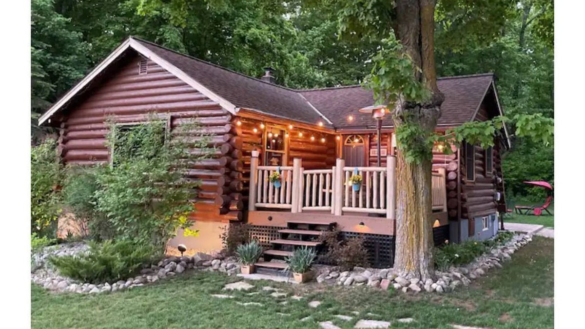 Walloon Lake Cabin | Cute Log Cabin! Summer Dates Open! Hot Tub! Walloon Lake Beach! Waterpark!