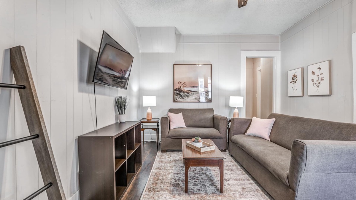 New Pathways Apartment | Cute Midtown Apartment V4