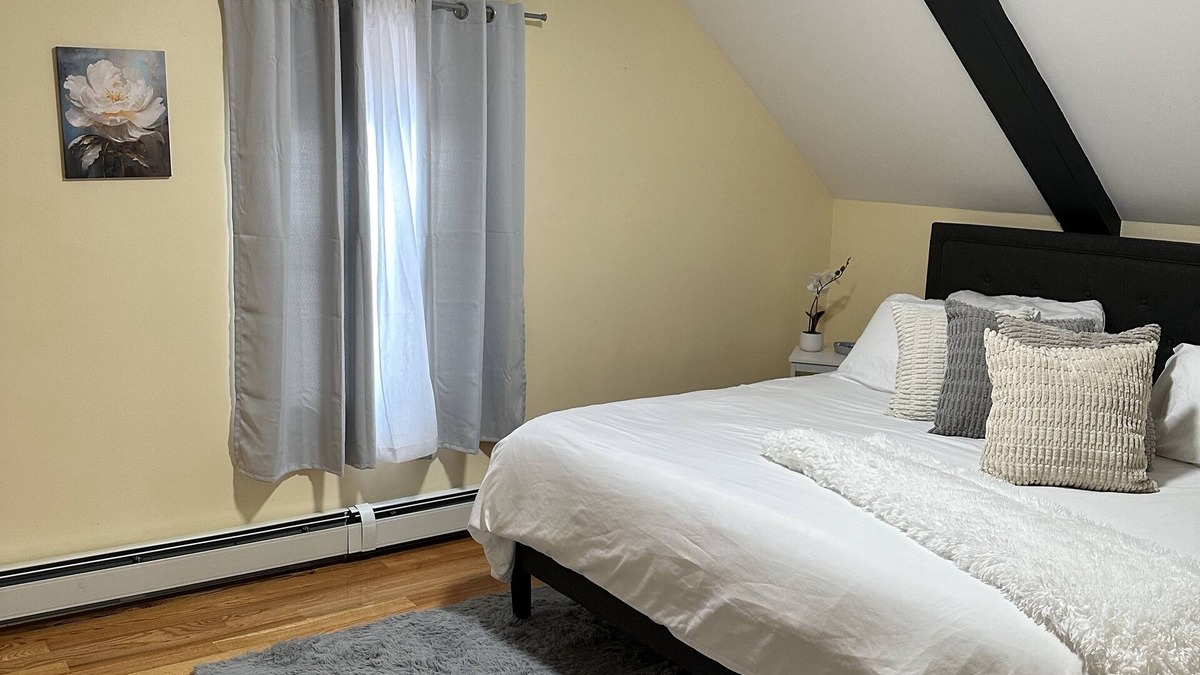 Rimmon Heights Apartment | Cute Mini Apt - SNHU Arena