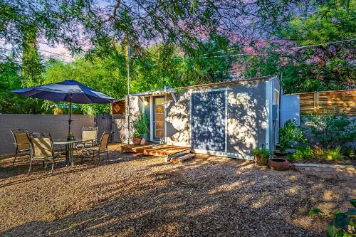 Peter Howell House | Cute Peaceful Tiny House Getaway w Backyard - Low Summer Rates!