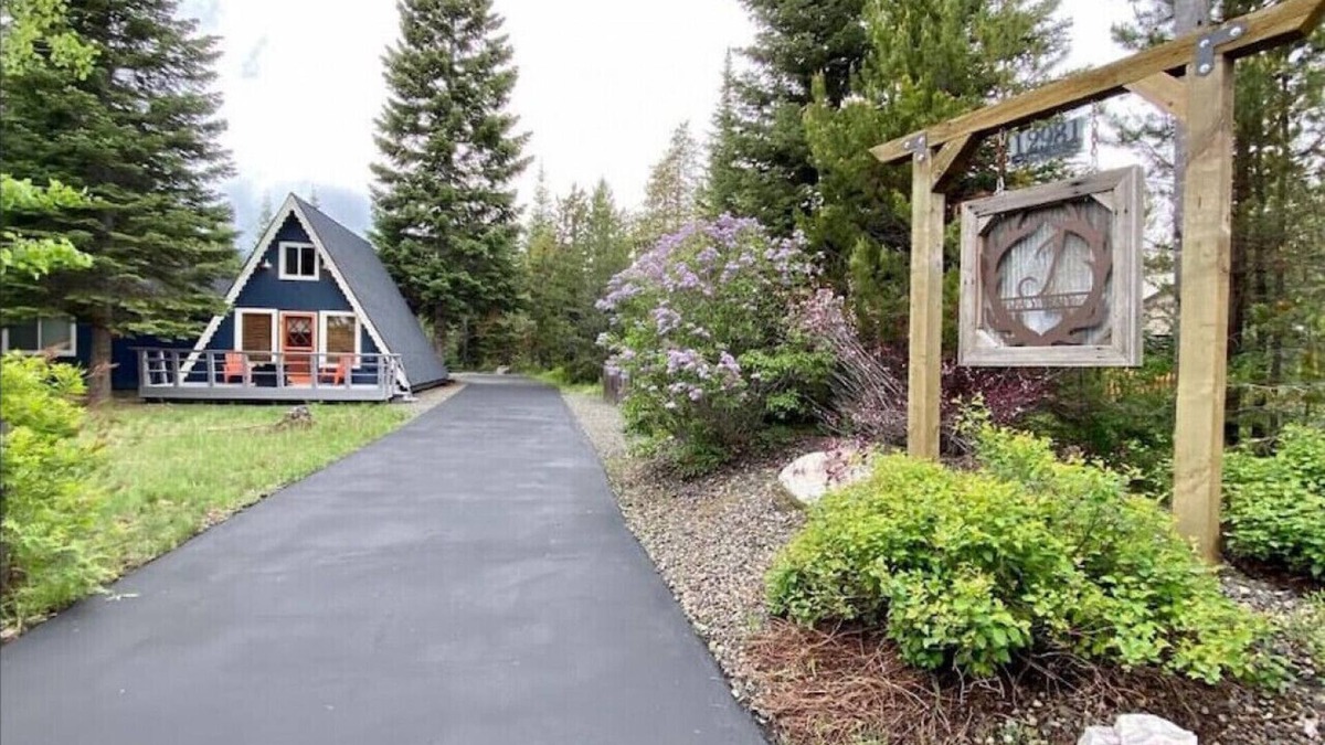 Donnelly Cabin | Cute, Pet Friendly Cabin with Hot Tub