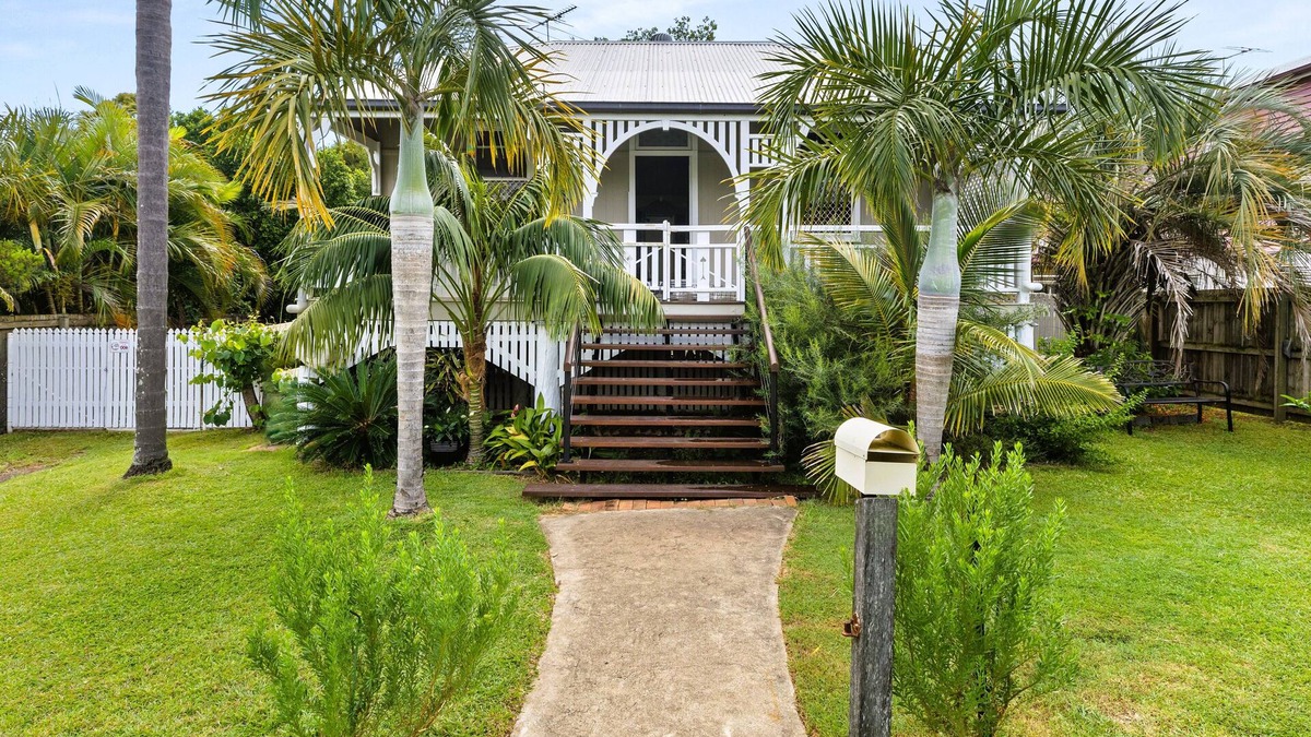 Silkstone House | Cute Queenslander Cottage. Pet Friendly. Fully airconditioned.