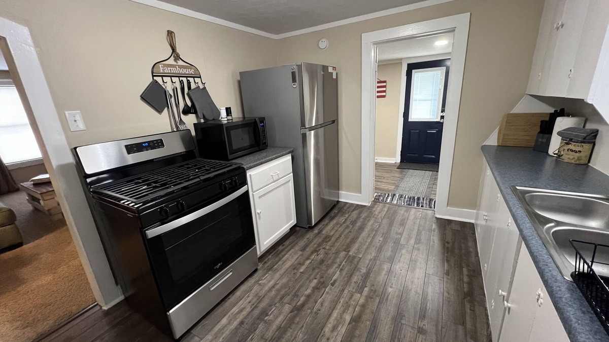 Ponca City House | CUTE, QUIET, & COZY Farmhouse - Minutes away from everything in Ponca City!