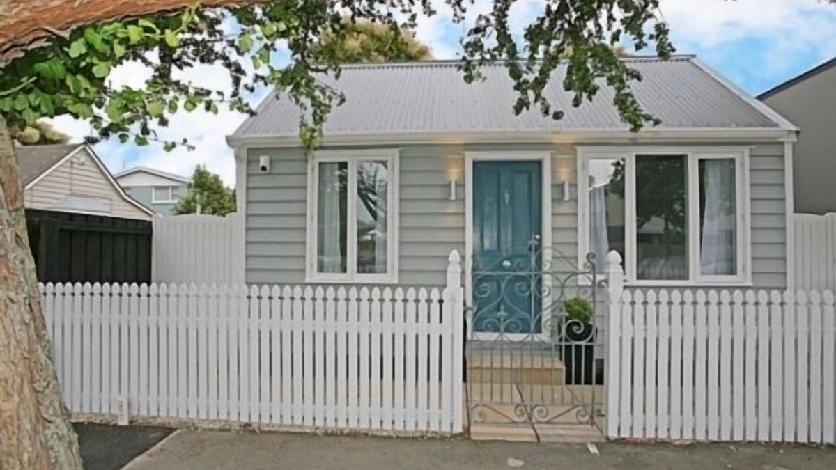 Christchurch City Centre Cottage | Cute Refurbished 1860's Cottage