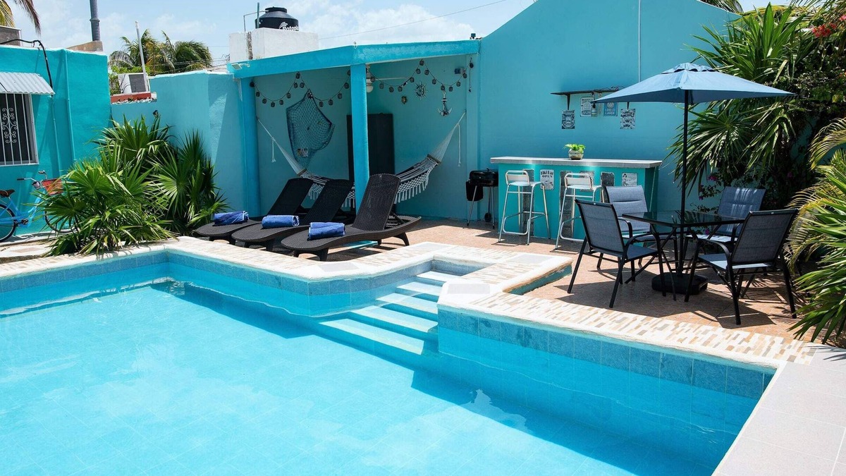 Chicxulub Puerto House | Cute refurbished house, large pool, km. 8