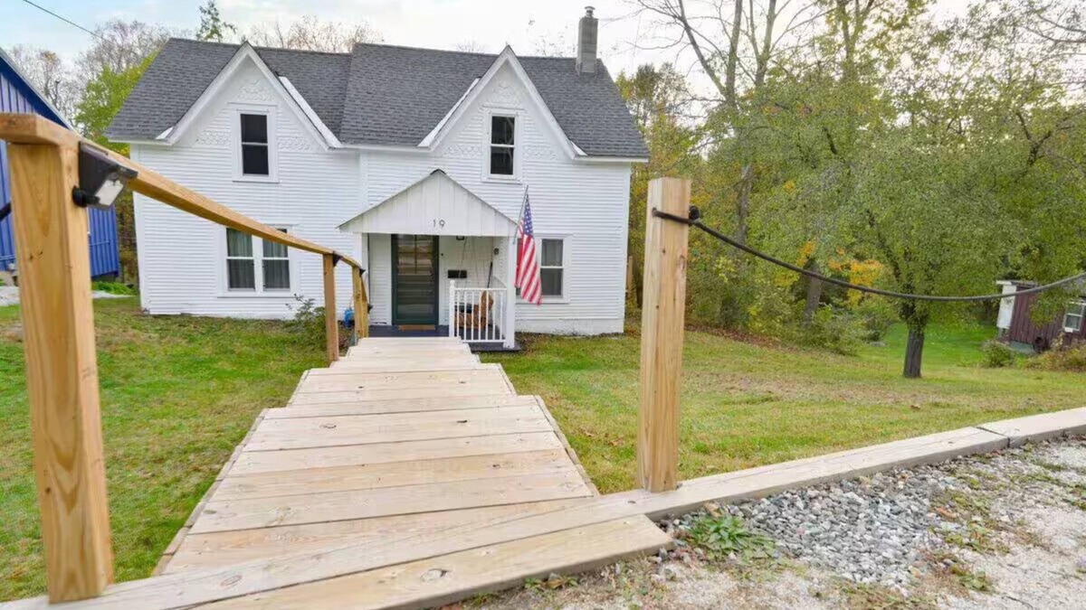 Brandon House | Cute, Renovated Historic Home on River, Walk to Downtown