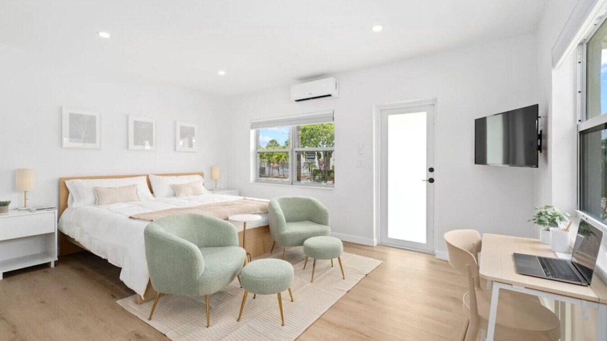 Parrot Cove Apartment | Cute Retro Studio King Bed & Workspace - Villa 10