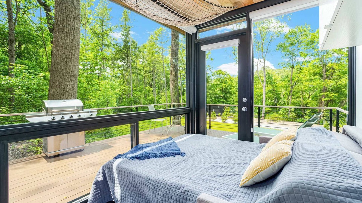 Rileyville Apartment | Cute Riverside Cabin w Hot Tub, Fire Pit, & Kayaks
