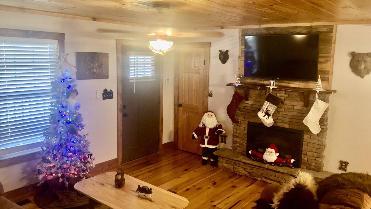 Graysville Cabin | Cute & Roomy 4/2 with Hot Tub, FP, Internet & More