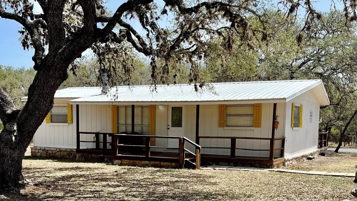 Rio Frio Cabin | Cute, Secluded cabin in the Woods, 2 miles from Garner State Park