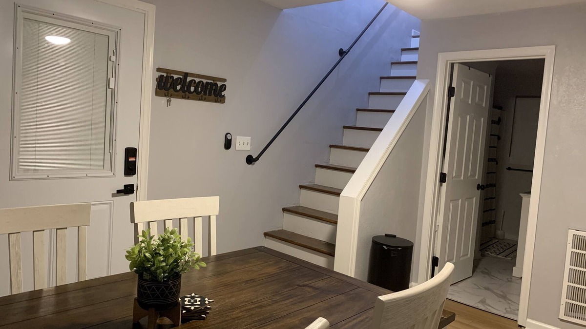 Northwest Apartment | Cute Space Near TownCenter 15 Minutes from Beaches