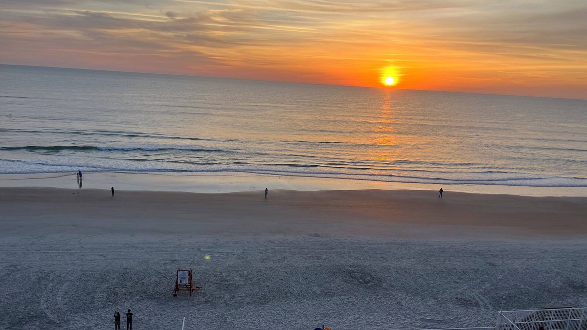 East Daytona Apartment | CUTE STUDIO with PRIVATE BALCONY! And SPECTACULAR OCEAN -A1A- HARDROCK -VIEWS!