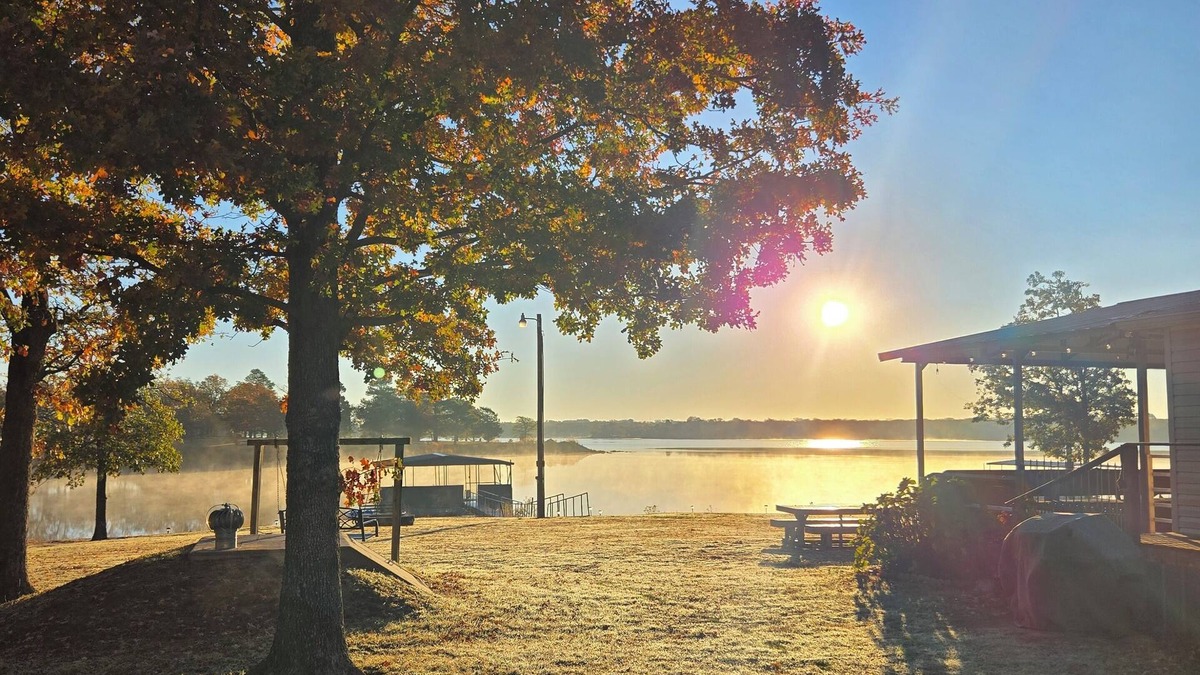 Shawnee House | Cute Twin Lakes house w/huge deck,beach,ramp&dock, sleeps10- only 30 min to OKC