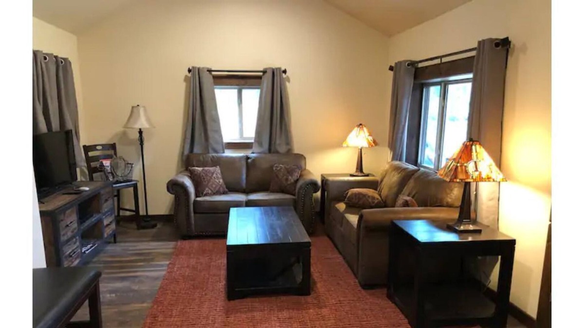 Evergreen Cabin | Cute Two Bedroom Cabin