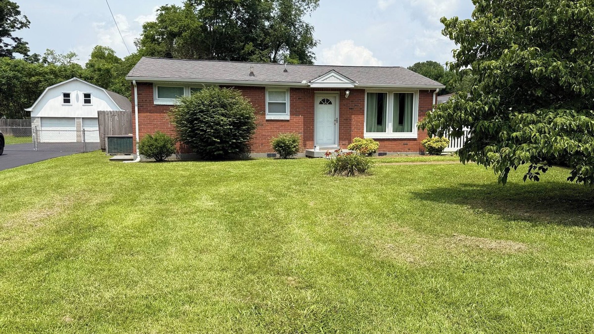 Old Hickory House | Cute Two Bedroom House at a Budget PricenCountry and City Life Combined