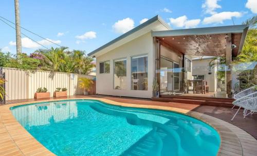 Margate Villa | Cutts Cottage - Modern retreat with private pool