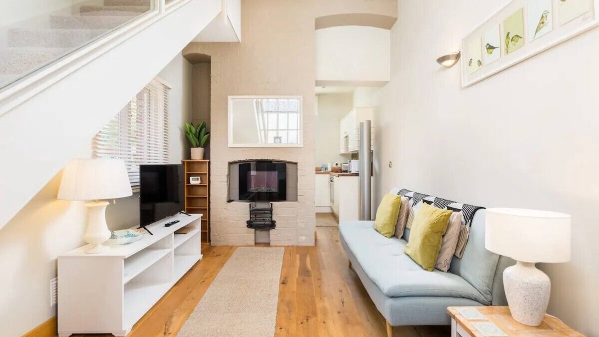 Shottery House | CV37 9HF The Tack Room Shottery · Charming 1Bed in Shottery with secure Parking | Pass The Keys