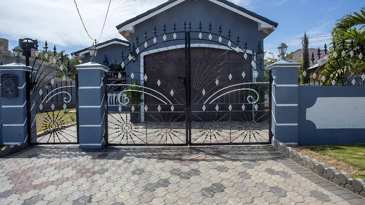 Old Harbour House | CW Palace Wifi and Air Conditioning