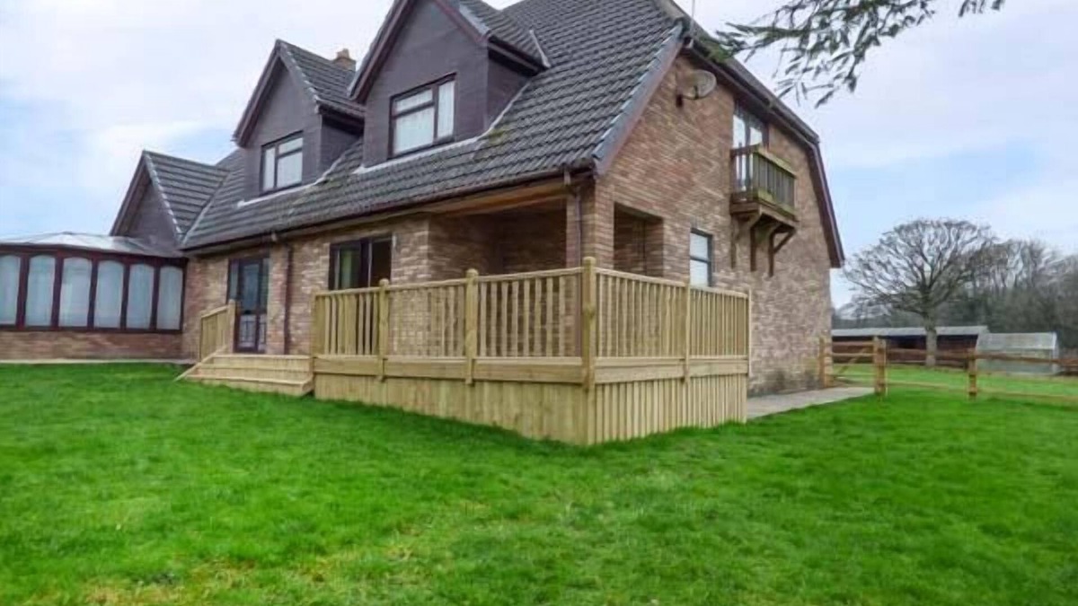 Pontyclun Cottage | CWM GRAN MEADOWS, pet friendly, with a garden in Llanharry