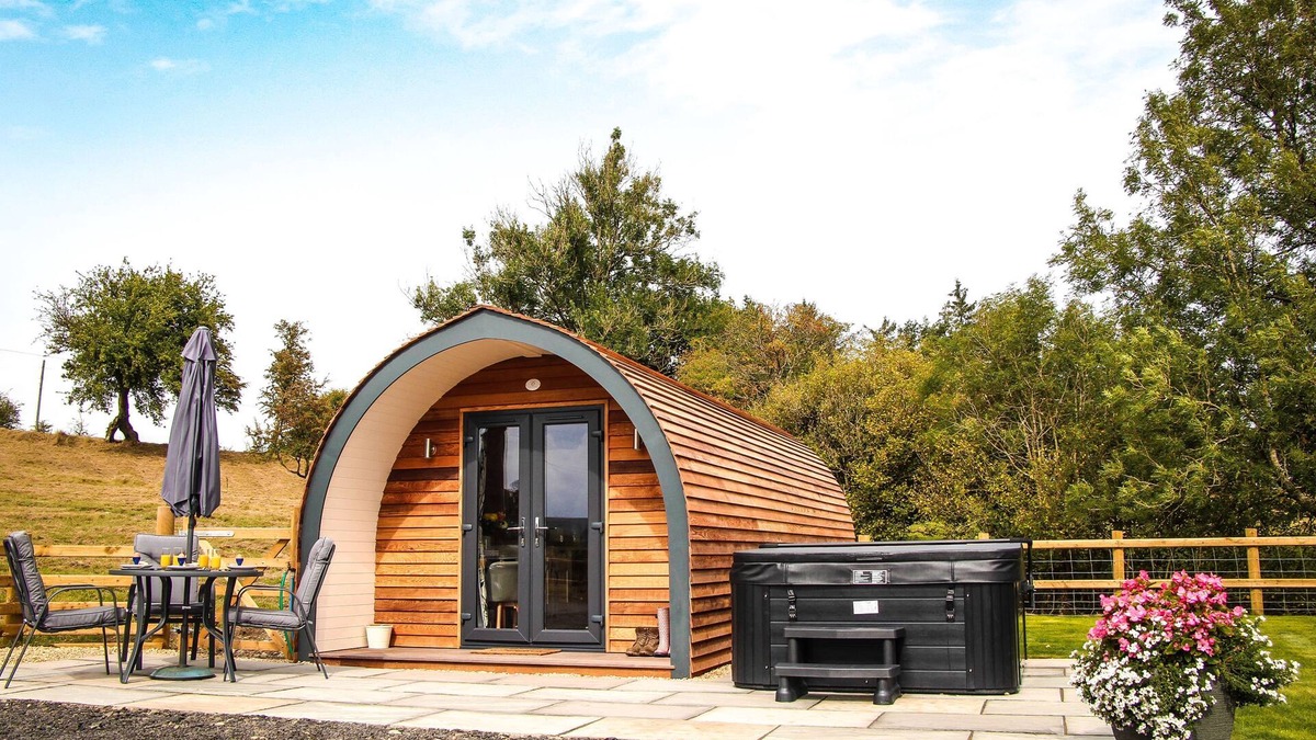 Newcastle-on-Clun Cottage | Cwm Hapus - Glamping Pod with Hot Tub Sleeping 4 guests, Pet Friendly