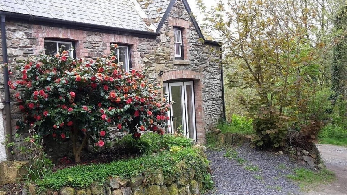 Fishguard Cottage | CWMBRANDY COTTAGE, pet friendly, with open fire in Fishguard