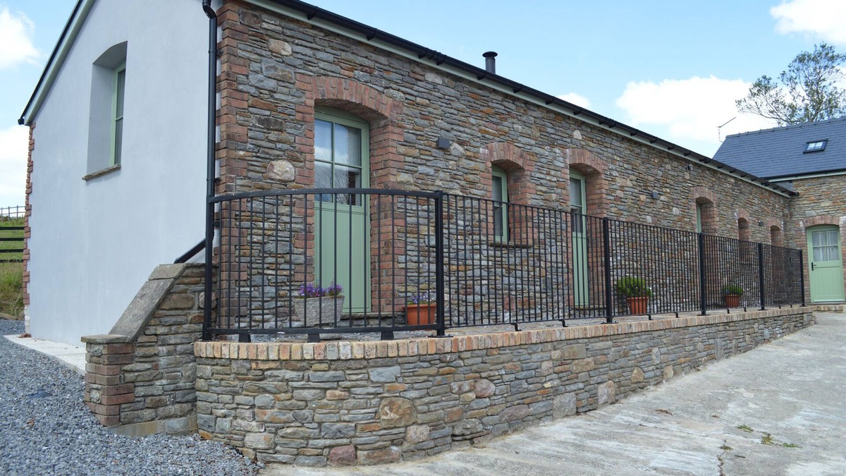 Mawr Cottage | CWRT Y WENNOL, family friendly, character holiday cottage in Clydach